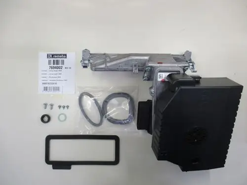 Gebläseeinheit von Remeha mit zugehörigen Dichtungen, Schrauben und Adapter. Teile befinden sich auf einem weißen Untergrund.